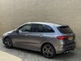 Mercedes-Benz B-klasse 250 e AMG Line | Facelift | Trekhaak wegklapbaar | Burmester | Sfeerverlichting | Camera | Navigatie | Apple CarPlay | Adaptieve cruise | Lane assist | Stoelverwarming | 18 inch AMG velgen | Full-LED | DAB | Keyless | Dodehoekdetectie | Elektrische achterklep | Volledig dealeronderhouden