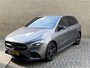 Mercedes-Benz B-klasse 250 e AMG Line | Facelift | Trekhaak wegklapbaar | Burmester | Sfeerverlichting | Camera | Navigatie | Apple CarPlay | Adaptieve cruise | Lane assist | Stoelverwarming | 18 inch AMG velgen | Full-LED | DAB | Keyless | Dodehoekdetectie | Elektrische achterklep | Volledig dealeronderhouden