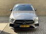 Mercedes-Benz B-klasse 250 e AMG Line | Facelift | Trekhaak wegklapbaar | Burmester | Sfeerverlichting | Camera | Navigatie | Apple CarPlay | Adaptieve cruise | Lane assist | Stoelverwarming | 18 inch AMG velgen | Full-LED | DAB | Keyless | Dodehoekdetectie | Elektrische achterklep | Volledig dealeronderhouden