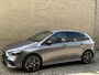 Mercedes-Benz B-klasse 250 e AMG Line | Facelift | Trekhaak wegklapbaar | Burmester | Sfeerverlichting | Camera | Navigatie | Apple CarPlay | Adaptieve cruise | Lane assist | Stoelverwarming | 18 inch AMG velgen | Full-LED | DAB | Keyless | Dodehoekdetectie | Elektrische achterklep | Volledig dealeronderhouden