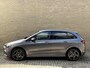 Mercedes-Benz B-klasse 250 e AMG Line | Facelift | Trekhaak wegklapbaar | Burmester | Sfeerverlichting | Camera | Navigatie | Apple CarPlay | Adaptieve cruise | Lane assist | Stoelverwarming | 18 inch AMG velgen | Full-LED | DAB | Keyless | Dodehoekdetectie | Elektrische achterklep | Volledig dealeronderhouden