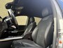 Mercedes-Benz B-klasse 250 e AMG Line | Facelift | Trekhaak wegklapbaar | Burmester | Sfeerverlichting | Camera | Navigatie | Apple CarPlay | Adaptieve cruise | Lane assist | Stoelverwarming | 18 inch AMG velgen | Full-LED | DAB | Keyless | Dodehoekdetectie | Elektrische achterklep | Volledig dealeronderhouden