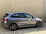 Mercedes-Benz B-klasse 250 e AMG Line | Facelift | Trekhaak wegklapbaar | Burmester | Sfeerverlichting | Camera | Navigatie | Apple CarPlay | Adaptieve cruise | Lane assist | Stoelverwarming | 18 inch AMG velgen | Full-LED | DAB | Keyless | Dodehoekdetectie | Elektrische achterklep | Volledig dealeronderhouden