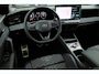 Volkswagen Tiguan 1.5 eHybrid R-Line Edition 204PK / 150kW DSG, beschikbaar vanaf 03/04/2027, Verwarmbare voorstoelen, verwarmbaar multifunctioneel lederen stuurwiel, wegklapbare trekhaak, panoramadak, dodehoekdetectie (Side Assist), Black Style Pakket, 20" 'York' LMV, draadloos Apple Carplay & Android Auto, achteruitrijcamera (Rear View), parkeersensoren voor en achter (PDC), LED Matrix (IQ.Lights), parkeerassistent (Park Assist Pro), 'Discover' navigatie, DAB+, 3-zone climatronic, elektrisch verstel-, verwarm- en inklapbare buitenspiegels, adaptieve onderstelregeling (DCC Pro), ErgoActive voorstoelen met massagefunctie etc.