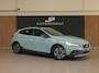 Volvo V40 Cross Country 1.5 T3 Summum AMAZON BLUE|ADAPT.CRUISE|BLIS|LEDER|STOELVERWARMING V&A|HARMAN/KARDON|PDC|2 Sets LM-VELGEN