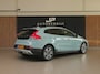 Volvo V40 Cross Country 1.5 T3 Summum AMAZON BLUE|ADAPT.CRUISE|BLIS|LEDER|STOELVERWARMING V&A|HARMAN/KARDON|PDC|2 Sets LM-VELGEN