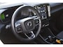Volvo XC40 Recharge Plus 70 kWh l Adaptieve cruise control l Elektrische achterklep l BLIS l Keyless entry & start l Verwarbare voorstoelen & stuur l Warmtepomp l Google navigatie l 4-voudig elektrische lendensteun l 19 Inch Lichtmetalen velgen l