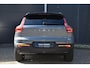 Volvo XC40 Recharge Plus 70 kWh l Adaptieve cruise control l Elektrische achterklep l BLIS l Keyless entry & start l Verwarbare voorstoelen & stuur l Warmtepomp l Google navigatie l 4-voudig elektrische lendensteun l 19 Inch Lichtmetalen velgen l