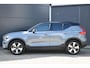 Volvo XC40 Recharge Plus 70 kWh l Adaptieve cruise control l Elektrische achterklep l BLIS l Keyless entry & start l Verwarbare voorstoelen & stuur l Warmtepomp l Google navigatie l 4-voudig elektrische lendensteun l 19 Inch Lichtmetalen velgen l