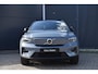 Volvo XC40 Recharge Plus 70 kWh l Adaptieve cruise control l Elektrische achterklep l BLIS l Keyless entry & start l Verwarbare voorstoelen & stuur l Warmtepomp l Google navigatie l 4-voudig elektrische lendensteun l 19 Inch Lichtmetalen velgen l