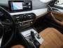 BMW 5-Serie Touring 530e High Executive | Leder | Trekhaak | Harman/Kardon | 360 | HUD | Memory | Sfeerlicht | Carplay