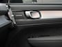 Volvo XC40 2.0 B4 Plus Dark / Stuur- Stoelverwarming / Trekhaak / Harman Kardon / All-Season banden / Apple Carplay / Android Auto / Adaptieve Cruise Control / Blis /