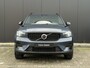 Volvo XC40 2.0 B4 Plus Dark / Stuur- Stoelverwarming / Trekhaak / Harman Kardon / All-Season banden / Apple Carplay / Android Auto / Adaptieve Cruise Control / Blis /