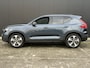 Volvo XC40 2.0 B4 Plus Dark / Stuur- Stoelverwarming / Trekhaak / Harman Kardon / All-Season banden / Apple Carplay / Android Auto / Adaptieve Cruise Control / Blis /