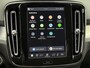 Volvo XC40 2.0 B4 Plus Dark / Stuur- Stoelverwarming / Trekhaak / Harman Kardon / All-Season banden / Apple Carplay / Android Auto / Adaptieve Cruise Control / Blis /