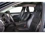 Volvo V90 T8 Recharge AWD Ultra Dark - Luchtvering - Panorama/schuifdak - IntelliSafe Assist & Surround - 360º Camera - Bowers & Wilkins audio - Adaptieve LED koplampen - Verwarmde voorstoelen, stuur & achterbank - Parkeersensoren voor & achter - Elektr. bedienb. voorstoelen met geheugen - Geventileerde voorstoelen - Head up display - Inklapbare trekhaak - 20' LMV