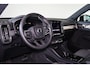 Volvo XC40 B4 Plus Dark - IntelliSafe Assist & Surround - Harman/Kardon audio - Parkeercamera achter - Verwarmde voorstoelen & stuur - Parkeersensoren voor & achter - Elektr. bedienb. voorstoelen met geheugen links - Draadloze tel. lader - Extra getint glas - Inklapbare trekhaak - 18' LMV