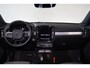Volvo XC40 B4 Plus Dark - IntelliSafe Assist & Surround - Harman/Kardon audio - Parkeercamera achter - Verwarmde voorstoelen & stuur - Parkeersensoren voor & achter - Elektr. bedienb. voorstoelen met geheugen links - Draadloze tel. lader - Extra getint glas - Inklapbare trekhaak - 18' LMV