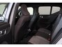 Volvo XC40 B4 Plus Dark - IntelliSafe Assist & Surround - Harman/Kardon audio - Parkeercamera achter - Verwarmde voorstoelen & stuur - Parkeersensoren voor & achter - Elektr. bedienb. voorstoelen met geheugen links - Draadloze tel. lader - Extra getint glas - Inklapbare trekhaak - 18' LMV