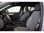 Volvo XC40 B4 Plus Dark - IntelliSafe Assist & Surround - Harman/Kardon audio - Parkeercamera achter - Verwarmde voorstoelen & stuur - Parkeersensoren voor & achter - Elektr. bedienb. voorstoelen met geheugen links - Draadloze tel. lader - Extra getint glas - Inklapbare trekhaak - 18' LMV