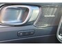 Volvo XC40 B4 Plus Dark - IntelliSafe Assist & Surround - Harman/Kardon audio - Parkeercamera achter - Verwarmde voorstoelen & stuur - Parkeersensoren voor & achter - Elektr. bedienb. voorstoelen met geheugen links - Draadloze tel. lader - Extra getint glas - Inklapbare trekhaak - 18' LMV