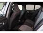 Volvo XC40 B4 Plus Dark - IntelliSafe Assist & Surround - Harman/Kardon audio - Parkeercamera achter - Verwarmde voorstoelen & stuur - Parkeersensoren voor & achter - Elektr. bedienb. voorstoelen met geheugen links - Draadloze tel. lader - Extra getint glas - Inklapbare trekhaak - 18' LMV