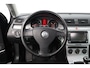 Volkswagen Passat Variant 1.8 TFSI Highline/ 16'' LMV/ Elek. Schuif-Kantel Dak/ LEER/ Stoelverw./ DYNAUDIO!/ RNS-510/ Groot Navi/ Clima/ Cruise/ Elek. pakket/ Isofix/ Radio-CD AUX/ LEDER. Stuur/ Mistl./ PDC/ Dakrails.
