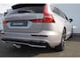 Volvo V60 T8 455PK Automaat Plug-in hybrid AWD Plus Dark Trekhaak / Head up display / / Trekhaak / Panoramadak / Keyless entry / Elektrische achterklep / Stoel - en stuurwielverwarming / BLIS / Adaptieve cruise control / Parkeersensoren met camera