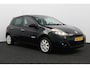 Renault Clio 1.2 Authentique/ 5-Drs/ Trekhaak/ Airco/ Cruise/ Elek. pakket/ Isofix/ Radio-CD AUX/ Multi. Stuur/ Mistl./ Dakspoiler.