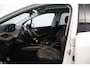 Peugeot 2008 1.6 VTi Féline/ Trekhaak/ Panorama-Dak/ Extra getint glas/ Half-Leder - Alcantara/ Navi/ Clima/ Cruise/ Bluetooth/ Multi. LEDER. Stuur/ Mistl./ PDC V+A/ LED Dagrijverl./ Dakrails.