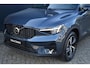 Volvo XC40 B4 Plus Dark | Trekhaak | Verwarmbare voorstoelen, voorruit en stuurwiel | Premium audio by Harman Kardon | Adaptieve cruise control | Keyless | BLIS | Elektrische kofferklep | Google Navigatie | All Season banden | Elektrisch verstelbare voorstoel met memory |