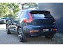 Volvo XC40 B4 Plus Dark | Trekhaak | Verwarmbare voorstoelen, voorruit en stuurwiel | Premium audio by Harman Kardon | Adaptieve cruise control | Keyless | BLIS | Elektrische kofferklep | Google Navigatie | All Season banden | Elektrisch verstelbare voorstoel met memory |