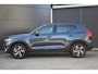 Volvo XC40 B4 Plus Dark | Trekhaak | Verwarmbare voorstoelen, voorruit en stuurwiel | Premium audio by Harman Kardon | Adaptieve cruise control | Keyless | BLIS | Elektrische kofferklep | Google Navigatie | All Season banden | Elektrisch verstelbare voorstoel met memory |