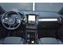 Volvo XC40 B4 Plus Dark | Trekhaak | Verwarmbare voorstoelen, voorruit en stuurwiel | Premium audio by Harman Kardon | Adaptieve cruise control | Keyless | BLIS | Elektrische kofferklep | Google Navigatie | All Season banden | Elektrisch verstelbare voorstoel met memory |