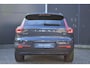 Volvo XC40 B4 Plus Dark | Trekhaak | Verwarmbare voorstoelen, voorruit en stuurwiel | Premium audio by Harman Kardon | Adaptieve cruise control | Keyless | BLIS | Elektrische kofferklep | Google Navigatie | All Season banden | Elektrisch verstelbare voorstoel met memory |