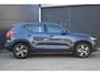 Volvo XC40 B4 Plus Dark | Trekhaak | Verwarmbare voorstoelen, voorruit en stuurwiel | Premium audio by Harman Kardon | Adaptieve cruise control | Keyless | BLIS | Elektrische kofferklep | Google Navigatie | All Season banden | Elektrisch verstelbare voorstoel met memory |