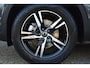 Volvo XC40 B4 Plus Dark | Trekhaak | Verwarmbare voorstoelen, voorruit en stuurwiel | Premium audio by Harman Kardon | Adaptieve cruise control | Keyless | BLIS | Elektrische kofferklep | Google Navigatie | All Season banden | Elektrisch verstelbare voorstoel met memory |