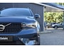 Volvo XC40 B4 Plus Dark | Trekhaak | Verwarmbare voorstoelen, voorruit en stuurwiel | Premium audio by Harman Kardon | Adaptieve cruise control | Keyless | BLIS | Elektrische kofferklep | Google Navigatie | All Season banden | Elektrisch verstelbare voorstoel met memory |