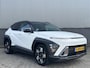 Hyundai Kona 1.6 GDI HEV Premium | 360° Camera | Lederen Bekleding | Stoelverwarming Voor & Achter | Elektrisch Verstelbare Voorstoelen (Memory Bestuurder) |