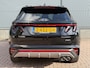 Hyundai Tucson 1.6 T-GDI PHEV N Line Sky 4WD / Panoramadak / 360° camera / Adaptive cruise control / Stoelventilatie / Stoelverwarming voor + achter / Stuurwielverwarming / Elektrisch verstelbare voorstoelen / Elektrische achterklep / Keyless entry & start / Apple CarPlay & Android Auto / Navigatie / Draadloos telefoonladen / LED verlichting / 19” N Line velgen / Dodehoekdetectie / Parkeersensoren voor + achter / Climate control / Privacy glass / N Line interieur & exterieur