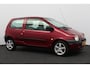Renault Twingo 1.2 Emotion/ APK 09-2027!/ AIRCO!/ Stuurbekr./ 14'' LMV/ Radio-CD/ Elek. Ramen/ Verstelbare achterbank/ Getint glas/ Metallic lak.