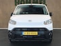 Toyota PROACE CITY Electric Navigator 50 kWh - DIRECT UITVOORRAAD LEVERBAAR - 3 FASE LADEN - SNELWEG LAADMOGELIJKHEID - NAVIGATIE - APPLE CARPLAY/ANDROID AUTO - PARKEERSENSOREN ACHTER - SCHUIF DEUR RECHTS - LAADVLOER - 3 ZITS UITVOERING - 2 LAADKABELS - LICHT EN REGENSENSOR - 16 INCH WIELEN MET BRIDGESTONE BANDEN