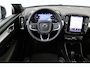 Volvo XC40 B4 (M-HYBRID) PLUS DARK -PANO.DAK|HARMAN/KARDON|CAMERA|POWER-SEATS|VERW.VOORRUIT|PRIVACY.GLAS|TREKHAAK|18"