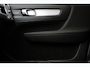 Volvo XC40 B4 (M-HYBRID) PLUS DARK -PANO.DAK|HARMAN/KARDON|CAMERA|POWER-SEATS|VERW.VOORRUIT|PRIVACY.GLAS|TREKHAAK|18"