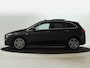 Mercedes-Benz B-klasse 250 e Business Solution AMG | Trekhaak | Panoramadak | Alarm | Sfeerverlichting | Keyless Go | CarPay | Steolverwarming | Inclusief 24 maanden Mercedes-Benz Certified garantie voor Europa.