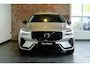 Volvo XC60 T6 Plug-in hybrid AWD Plus Black Edition | Luchtvering | Semi-Electrische wegklapbare trekhaak | Verwarmbare voorstoelen, achterbank en stuurwiel | Premium audio by Harman Kardon | Apple carplay/Android auto | Keyless | Google Infotainment |