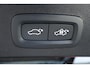 Volvo XC40 Recharge P8 AWD R-Design | Panoramadak | Semi-Electrische Wegklapbare Trekhaak | Harman Kardon Premium Audio | 360° Parkeercamera | Parkeersensoren voor + achter | Stoelverwarming | 20'' Lichtmetalen velgen | Google infotainment |