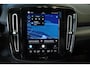Volvo XC40 Recharge P8 AWD R-Design | Panoramadak | Semi-Electrische Wegklapbare Trekhaak | Harman Kardon Premium Audio | 360° Parkeercamera | Parkeersensoren voor + achter | Stoelverwarming | 20'' Lichtmetalen velgen | Google infotainment |