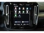 Volvo XC40 Recharge P8 AWD R-Design | Panoramadak | Semi-Electrische Wegklapbare Trekhaak | Harman Kardon Premium Audio | 360° Parkeercamera | Parkeersensoren voor + achter | Stoelverwarming | 20'' Lichtmetalen velgen | Google infotainment |