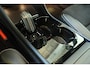 Volvo XC40 Recharge P8 AWD R-Design | Panoramadak | Semi-Electrische Wegklapbare Trekhaak | Harman Kardon Premium Audio | 360° Parkeercamera | Parkeersensoren voor + achter | Stoelverwarming | 20'' Lichtmetalen velgen | Google infotainment |